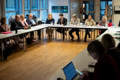 Prävention braucht Zusammenarbeit: Schule, Gesundheitswesen, soziale Partner, Land und Regierungskommissariat wollen junge Menschen gemeinsam stärken und Abhängigkeiten früh entgegenwirken und entwickeln dazu beim bereichsübergreifenden Arbeitstisch zur Suchtprävention im schulischen Bereich Vorschläge. (Foto: LPA/Fabio Brucculeri)