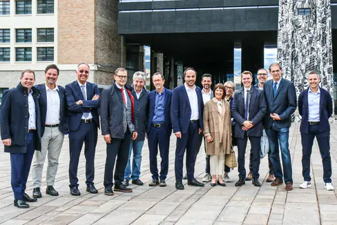 Landesrat Philipp Achammer hat sich gemeinsam mit Führungskräften des NOI um Präsidentin Helga Thaler Ausserhofer und Vertretern der dort tätigen Forschungseinrichtungen und Wirtschaftsverbände einen Überblick über die Arbeiten im NOI Techpark verschafft. (Foto: LPA/Ingrid Silginer)