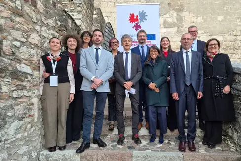Foto di gruppo con i referenti al convegno presso il Castello del Buonconsiglio sul ruolo delle autonomie quali motore della cooperazione transfrontaliera. (Foto: Euregio/Armin Gluderer)