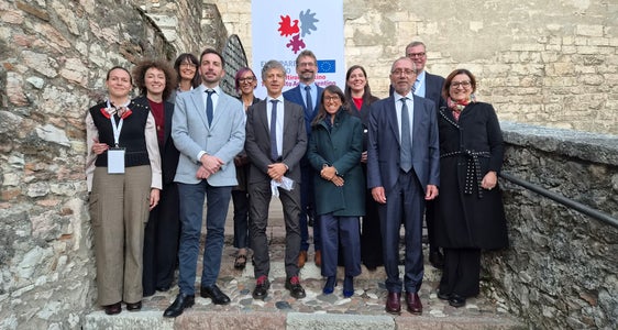 Gruppenfoto mit den Referierenden der Tagung im Castello del Buonconsiglio zur Rolle der Autonomien als Motor grenzüberwindender Zusammenarbeit. (Foto: Euregio/Armin Gluderer)