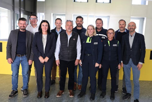 Im Bild (von links): Der Bürgermeister von Gais, Alexander Dariz, der Bürgermeister von St. Lorenzen, Martin Ausserdorfer, Landesrätin Ulli Mair, der Bürgermeister von Percha, Theodor Guggenberger, der Bürgermeister von Bruneck, Bruno Wolf, der Bürgermeister von Pfalzen, Roland Tinkhauser, Lisa Innerbichler, die Kommandantin der Ortspolizei Bruneck, der Vizekommandant der Ortspolizei Bruneck, Wolfgang Furggler, Verena Lercher, die Leiterin der Dienststelle Verkehrspolizei, der Bürgermeister von Olang, Lukas Schnarf und der Bürgermeister von Rasen-Antholz, Thomas Schuster. (Foto: LPA/Lukas Forer)