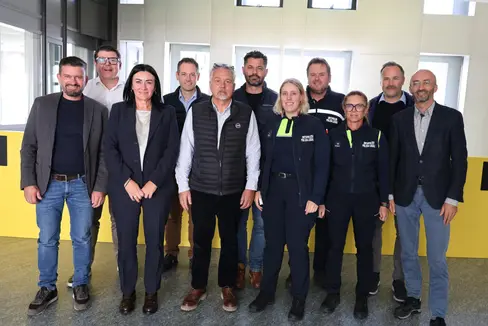 Im Bild (von links): Der Bürgermeister von Gais, Alexander Dariz, der Bürgermeister von St. Lorenzen, Martin Ausserdorfer, Landesrätin Ulli Mair, der Bürgermeister von Percha, Theodor Guggenberger, der Bürgermeister von Bruneck, Bruno Wolf, der Bürgermeister von Pfalzen, Roland Tinkhauser, Lisa Innerbichler, die Kommandantin der Ortspolizei Bruneck, der Vizekommandant der Ortspolizei Bruneck, Wolfgang Furggler, Verena Lercher, die Leiterin der Dienststelle Verkehrspolizei, der Bürgermeister von Olang, Lukas Schnarf und der Bürgermeister von Rasen-Antholz, Thomas Schuster. (Foto: LPA/Lukas Forer)