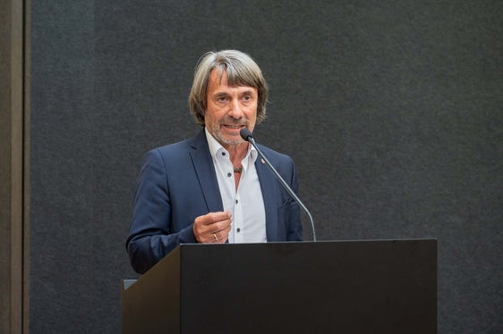 L'assessore provinciale alla Prevenzione sanitaria e salute Hubert Messner ha spiegato che il consenso alla consultazione del FSE può essere dato da subito anche in farmacia ed è anche possibile scaricare direttamente le prescrizioni e ricette mediche. (Foto: USP/Greta Stuefer)