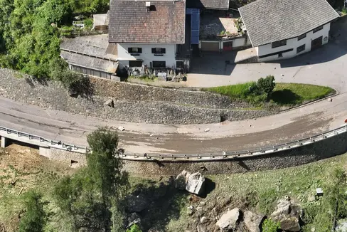 Durch weitere Eingriffe soll die Straße ins Schnalstal besser vor Steinschlag geschützt werden. Dafür hat die Landesregierung einer Behebung von Geldern aus dem Reservefond des Landes zugestimmt. (Foto: LPA/Landesabteilung Straßendienst)