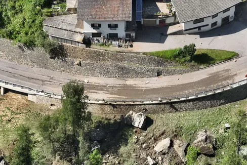 Durch weitere Eingriffe soll die Straße ins Schnalstal besser vor Steinschlag geschützt werden. Dafür hat die Landesregierung einer Behebung von Geldern aus dem Reservefond des Landes zugestimmt. (Foto: LPA/Landesabteilung Straßendienst)