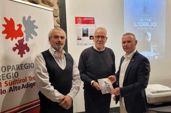 Filmvorfühung beim Euregio-Kulturdonnerstag mit dem Historiker Renzo Tommasi, dem Journalisten und Autor Maurizio Panizza und Euregio-Generalsekretär Christoph von Ach (Foto: Euregio/Armin Gluderer)