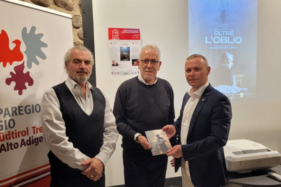 Filmvorfühung beim Euregio-Kulturdonnerstag mit dem Historiker Renzo Tommasi, dem Journalisten und Autor Maurizio Panizza und Euregio-Generalsekretär Christoph von Ach (Foto: Euregio/Armin Gluderer)