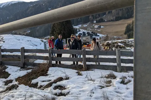 Mobilitätslandesrat Daniel Alfreider und der Geschäftsführer der Infrastrukturgesellschaft Milano Cortina 2026 SIMICO, Fabio Massimo Saldini (vorne) gemeinsam mit den Technikern auf Lokalaugenschein in Antholz. (Foto: LPA/Ingo Dejaco)