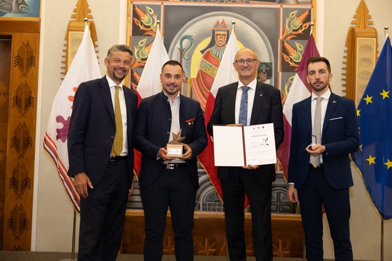 Benjamin Egger (secondo da sx), uno dei giovani premiati dell'Alto Adige con i rappresentanti dei tre territori. (Foto: Archivio Ufficio Stampa Provincia di Trento)