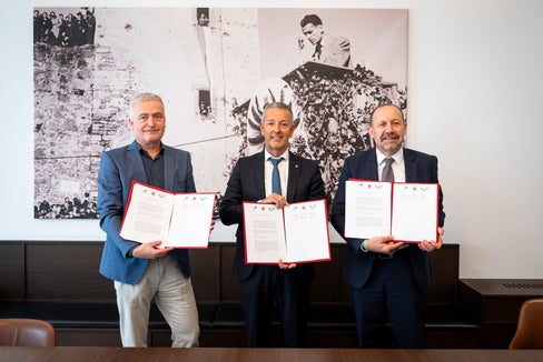 Martedì 30 settembre è stato rinnovato il Protocollo d'Intesa triennale tra la Provincia autonoma di Bolzano, l'Agenzia per l'Energia Alto Adige – CasaClima e il Gestore dei Servizi Energetici (GSE). L'intesa ha l'obiettivo di supportare la Provincia nell'attuazione del Piano Clima Alto Adige 2040 e nel conseguimento degli obiettivi fissati dal PNIEC e dal PNRR. Da sinistra a destra: il Direttore generale dell'Agenzia per l'Energia Alto Adige-CasaClima Ulrich Santa, l'assessore provinciale Peter Brunner e il presidente del Gestore dei Servizi Energetici (GSE) Paolo Arrigoni. (Foto USP/Fabio Brucculeri).