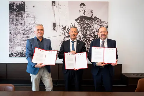 Martedì 30 settembre è stato rinnovato il Protocollo d'Intesa triennale tra la Provincia autonoma di Bolzano, l'Agenzia per l'Energia Alto Adige – CasaClima e il Gestore dei Servizi Energetici (GSE). L'intesa ha l'obiettivo di supportare la Provincia nell'attuazione del Piano Clima Alto Adige 2040 e nel conseguimento degli obiettivi fissati dal PNIEC e dal PNRR. Da sinistra a destra: il Direttore generale dell'Agenzia per l'Energia Alto Adige-CasaClima Ulrich Santa, l'assessore provinciale Peter Brunner e il presidente del Gestore dei Servizi Energetici (GSE) Paolo Arrigoni. (Foto USP/Fabio Brucculeri).