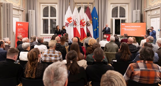 Euregio-Kalenderfotografen und -fotografinnen aus Tirol, Südtirol und dem Trentino kamen zur feierlichen Präsentation in Innsbruck. (Foto: Land Tirol/Sedlak)