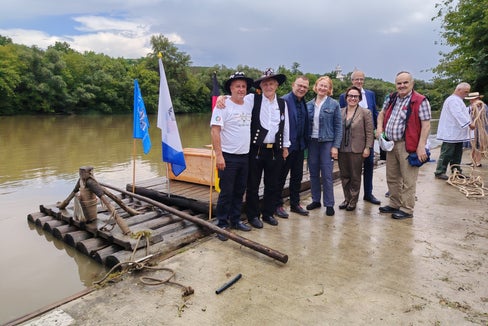 Un rappresentante dell’associazione rumena Petro Aqua (nella foto, da sinistra), Frank Thiel, presidente dell’International Association of Timber Rafting (IATR), Robert Dul, rappresentante del Ministero della Cultura polacco, Arja Soramäki, rappresentante delle comunità finlandesi di zatterieri, Marcella Morandini, incaricata speciale UNESCO, Florian Zerzer, direttore della Ripartizione Natura, Paesaggio e Sviluppo del territorio, e Giorgio Bertinazzo della Società dei Zatieri della Dogana di Branzol. (Foto: USP/Ripartizione Natura, Paesaggio e Sviluppo del territorio)