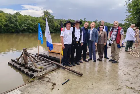 Dorinel Sindea, Vertreter der rumänischen Vereinigung Petro Aqua, (von links), Frank Thiel, der Präsident der International Association of Timber Rafting (IATR), Robert Dul, der Vertreter des polnischen Kulturministeriums, Arja Soramäki, die Vertreterin der finnischen Flößergemeinschaften, Marcella Morandini, die Sonderbeauftragte UNESCO, Florian Zerzer, der Direktor der Abteilung Natur, Landschaft und Raumentwicklung und Giorgio Bertinazzo von der Sociazion dei Zatieri de la Dogana de Branzol. (Foto: LPA/Abteilung Natur, Landschaft und Raumentwicklung)