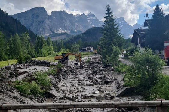 Nach anhaltenden Regenfällen hat sich heute (17. Juni) eine Mure in den Seresbach in Campill in der Gemeinde St. Martin in Thurn gewälzt, Freiwillige Feuerwehren, Wildbachverbauung, Landesforstkorps und Landesgeologen sind mit Baggern und Lastkraftwagen im Einsatz. (Foto: LPA/Landesamt für Wildbachverbauung Ost/Thomas Gamper)