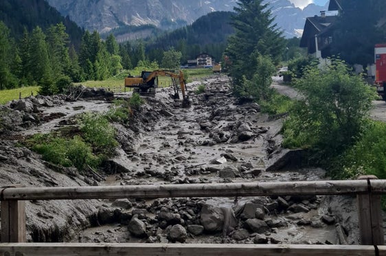 Nach anhaltenden Regenfällen hat sich heute (17. Juni) eine Mure in den Seresbach in Campill in der Gemeinde St. Martin in Thurn gewälzt, Freiwillige Feuerwehren, Wildbachverbauung, Landesforstkorps und Landesgeologen sind mit Baggern und Lastkraftwagen im Einsatz. (Foto: LPA/Landesamt für Wildbachverbauung Ost/Thomas Gamper)