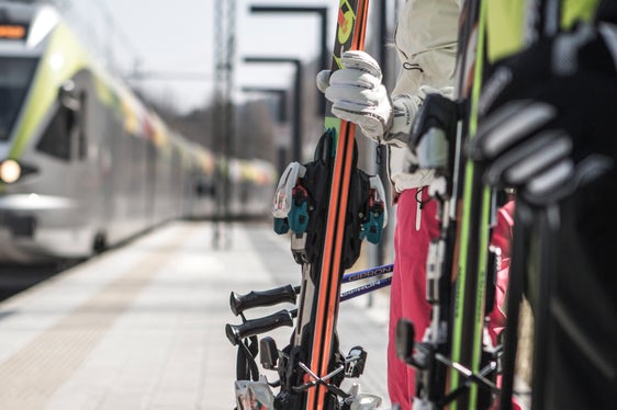 Viaggiare da Roma in modo diretto, comodo ed ecologico verso la Val d'Isarco o la Val Pusteria per una vacanza sugli sci è possibile dal 17 febbraio con il treno della neve, l'Intercity Roma-San Candido. (Foto: Idm/Mauel Kottersteger)