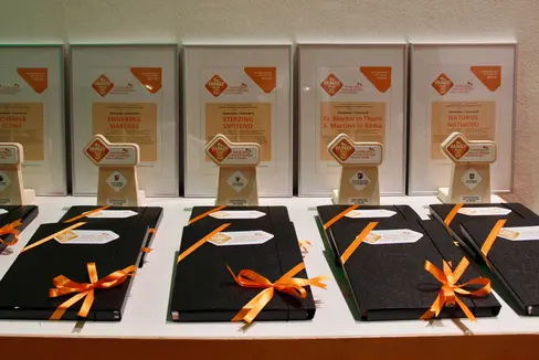 Coche sest chemun dla provinzia à Urtijëi stlut ju cun suzes l pruzedimënt de zertificazion Audit FamilyPlus. Ai 19 de mei unirà l zertificat sëurandat dal’assessëura provinziela Waltraud Deeg. (Foto: USP/Greta Stuefer)