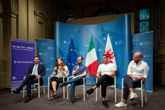 La strategia Trova il tuo spazio si sviluppa attraverso un percorso di ascolto, approfondimento e attivazione, con l'obiettivo di trasformare i bisogni e gli interessi emersi tra le giovani generazioni in esperienze concrete. Nella foto un altro momento della conferenza stampa dell'assessore Galateo con Tecchiati, Criscuolo, Damian e Graziosi. (Foto: USP)
