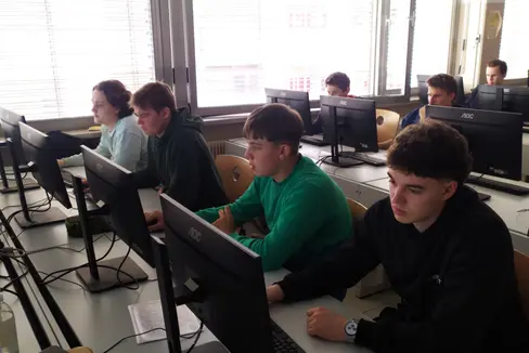 Vista dell'aula informatica della scuola Heinrich Kunter di Bolzano durante il quiz sull'educazione politica che ha coinvolto un totale di 64 studenti. (Foto: USP/Ripartizione Pedagogica della Direzione Istruzione e Formazione tedesca/Paolo Debertol)