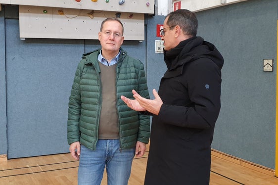 A sinistra l'assessore Massimo Bessone durante il sopralluogo in una scuola (Foto: ASP)