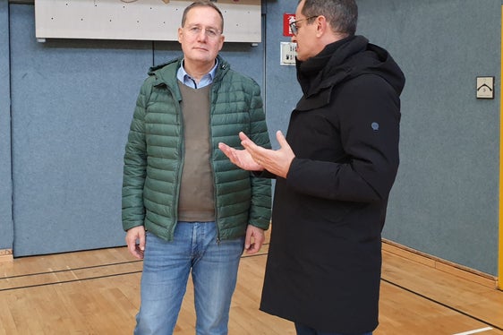 A sinistra l'assessore Massimo Bessone durante il sopralluogo in una scuola (Foto: ASP)