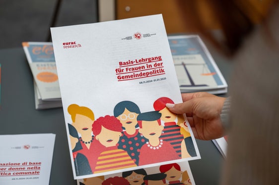 Der Basis-Lehrgang für Frauen in der Politik ist heuer bereits erfolgreich über die Bühne gegangen. Nun folgt der Aufbau-Lehrgang für bereits politisch aktive Frauen. Eine interessante Veranstaltung, die sich an alle Interessierten richtet, wird am 20. Juni in der Eurac geboten. (Foto: LPA/Greta Stuefer)