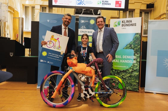 Die zehnjährige Greta Eschgfäller, Schülerin der vierten Klasse der Grundschule Sarnthein, mit ihrem Zoo-Bike zusammen mit den Landesräten Daniel Alfreider und Rene Zumtobel, die sie ausgezeichnet haben. (Foto: LPA/STA/Ivan Brentegani)