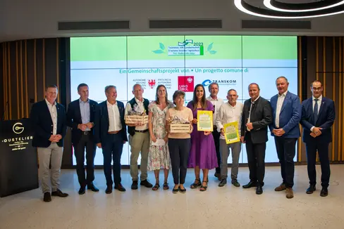 I vincitori del Tirolo e dell'Alto Adige con gli ospiti d'onore di Il turismo incontra l'agricoltura. Da sinistra a destra: il presidente del Bauernbund Daniel Gasser, l'assessore provinciale Luis Walcher, il sindaco di Nova Ponente Markus Daum, Berno Mühlburger (Osttirol - Farm to Table, Fresh from the Field into the Pots of Top Chefs), Johanna Kompatscher (Eggental Taste Local), un'altra premiata della Val d'Ega, Stephanie Völser (Val d'Ega), Hanspeter Sandler (Osttirol), Oskar Januschke (Osttirol), il vicepresidente del Tirolo e consigliere provinciale Josef Geisler, il presidente dell'HGV Manfred Pinzger e il segretario generale della Camera di Commercio Alfred Aberer. (Foto: ASP/Fabio Brucculeri)