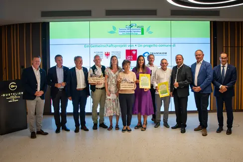 So sehen Sieger aus: Die Geehrten aus Tirol und Südtirol mit den Ehrengästen bei Tourismus trifft Landwirtschaft. Bild von links nach rechts: SBB-Obmann Daniel Gasser, Landesrat Luis Walcher, Deutschnofens Bürgermeister Markus Daum, Berno Mühlburger (Osttirol - Farm to Table, Frisch vom Feld in die Töpfe der Spitzenköche), Johanna Kompatscher (Eggental Taste Local), eine Bäuerin aus dem Eggental, Stephanie Völser (Eggental), Hanspeter Sandler (Osttirol), Oskar Januschke (Osttirol), Landeshauptmann-Stellvertreter und Landesrat Josef Geisler, HGV-Obmann Manfred Pinzger und Handelskammer-Generalsekretär Alfred Aberer. (Foto: LPA/Fabio Brucculeri)