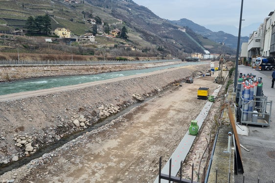 Auf der Höhe der Mila im Bozner Stadtteil Kampill hat die Wildbachverbauung den Uferschutz an der orografisch linken Seite des Eisacks verstärkt. (Foto: LPA/Landesamt für Wildbach- und Lawinenverbauung Süd in der Agentur für Bevölkerungsschutz)