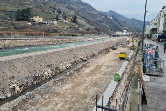 Auf der Höhe der Mila im Bozner Stadtteil Kampill hat die Wildbachverbauung den Uferschutz an der orografisch linken Seite des Eisacks verstärkt. (Foto: LPA/Landesamt für Wildbach- und Lawinenverbauung Süd in der Agentur für Bevölkerungsschutz)