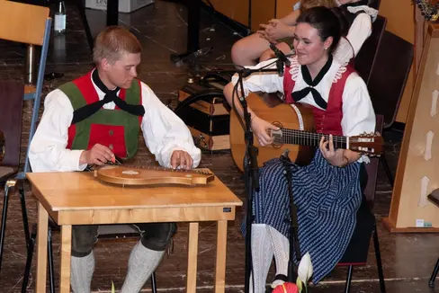 Die Steirische Harmonika war beim Südtiroler Volksmusikwettbewerb wie schon des Öfteren das am häufigsten gespielte Instrument , dafür gab es bei den Gruppen vielfältige instrumentale Zusammensetzungen. Im Bild Die Bandlkraler mit Sybille Katharina Siller an der Gitarre und Michael Mühlsteiger am Raffele. (Foto: LPA/Franz Hermeter)