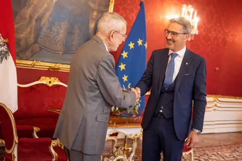 Il presidente Arno Kompatscher (a destra) ha incontrato a Vienna il presidente federale, Alexander Van der Bellen, per un colloquio. (Foto: HBF/Daniel Trippolt)