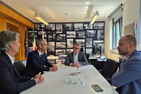 Im Besprechungsraum des Grundbuchamts Welsberg: (von links) Peter Kasal, Direktor der Landesabteilung Grundbuch und Kataster, der neue Direktor Klaus Brunner, Landesrat Christian Bianchi und Ressortdirektor Daniel Bedin. (Foto: LPA/Gianluca Crocco)