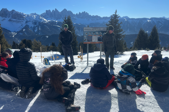 Welche Wildtiere sind im Winter aktiv? Welche Verhaltensregeln gelten im Wald? Das und mehr erfuhren die Schülerinnen und Schüler bei den Wintertagen auf der Plose. (Foto: LPA/Forstinspektorat Brixen)