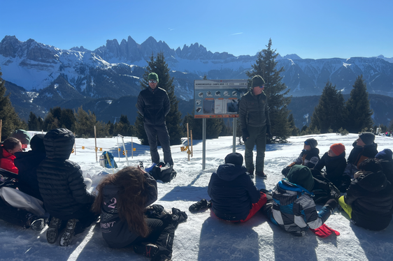 Come e dove lavora un forestale? Quali animali selvatici si possono incontrare in inverno? Quali sono le regole di comportamento nel bosco? Questi tra i temi affrontati durante le Giornate invernali. (Foto: USP/Ispettorato forestale Bressanone)