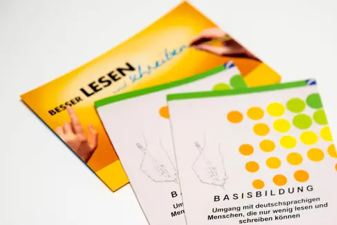 Was tun, wenn deutschsprachige Erwachsene Gebrauchs- und Sachtexte nicht verstehen? Mit einem Unterstützungsangebot wollen das Landesamt für Weiterbildung und die KVW Bildung Betroffenen helfen. Infos bietet ein kostenloses Online-Seminar am 14. November. (Foto: LPA/Landesamt für Weiterbildung)