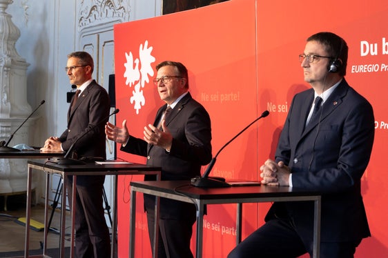 48 Projekte umgesetzt, Euregio-Reform eingeleitet: In der Pressekonferenz nannten LH Kompatscher, LH Platter und LH Fugatti (v.l.) Schwerpunkte der vergangenen zwei Jahre. (Foto: Land Tirol/Die Fotografen)