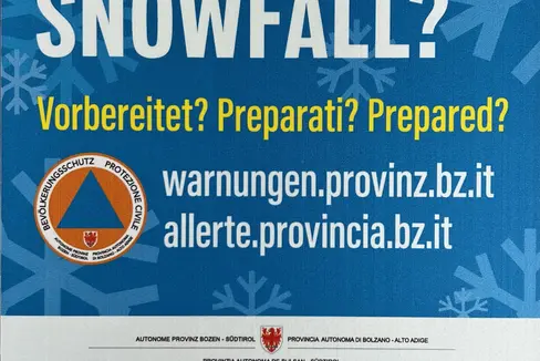 Im Vorjahr hatte das Landeswarnzentrum in der Agentur für Bevölkerungsschutz mit dieser Kampagne durch Schilder entlang der Straßen auf die Wichtigkeit der Vorbereitung hingewiesen: Damit sollte in der Bevölkerung das Bewusstsein gestärkt werden, sich bei angekündigtem Schneefall auf schneebedeckte Straßen einzustellen und das Fahrzeug angemessen auszustatten. (Foto: LPA/Landeswarnzentrum in der Agentur für Bevölkerungsschutz)