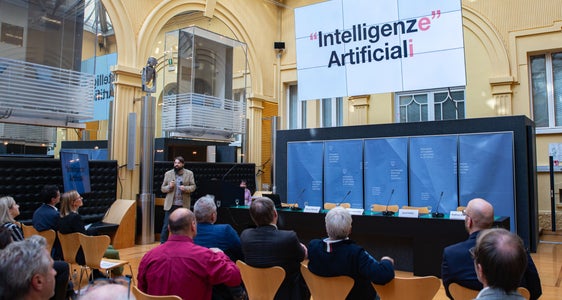 Künstliche Intelligenz liefert faszinierende Ergebnisse, hat aber auch Grenzen, sagte Professor Montali (stehend) von der Freien Universität Bozen. (Foto: LPA/Greta Stuefer)