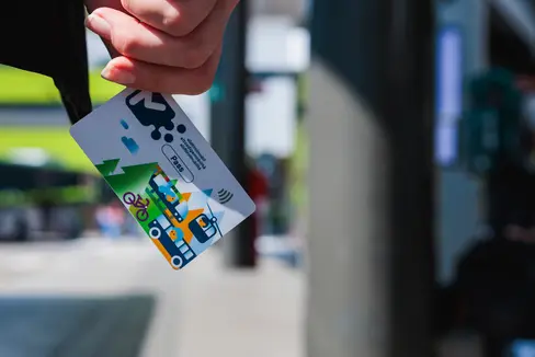 Mit wenigen Klicks können Bürgerinnen und Bürger unter 19 Jahren ihren südtirolmobil-Pass in ein U19-Abo verwandeln. (Foto: LPA/STA)