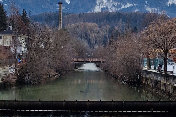 Aus Gründen der Arbeitssicherheit und wegen der geringen Breite der Fahrbahn ist es notwendig, den von den Arbeiten betroffenen Abschnitt der Rienz in Bruneck ab dem 2. März zu sperren; die Arbeiten werden voraussichtlich am 29. Mai abgeschlossen. (Foto: LPA/Landesamt für Wildbach- und Lawinenverbauung Ost in der Agentur für Bevölkerungsschutz)