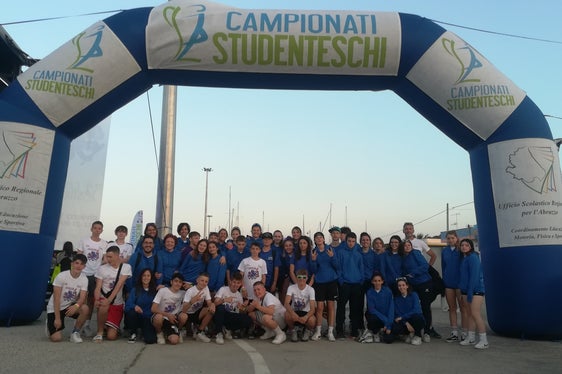 Die jungen Südtiroler Sportler und Sportlerinnen in Roseto degli Abruzzi (Foto: LPA)