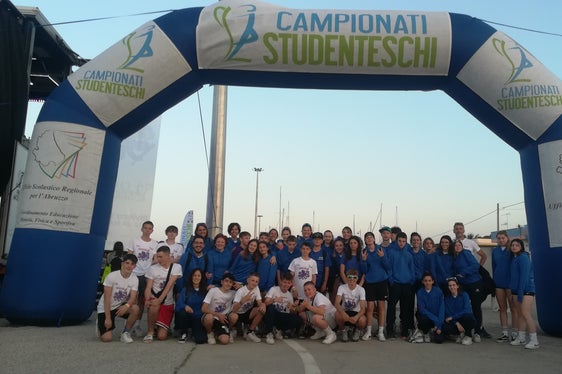 Foto di gruppo della squadra altoatesina che prende parte alla Festa Nazionale dello Sport che si svolge a Roseto degli Abruzzi (Foto: ASP)