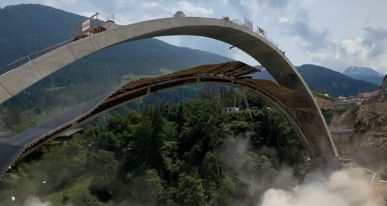 Demolizione di parti del vecchio arco del ponte lungo 160 metri a Castel d'Ultimo (Foto: ASP/Ingo Dejaco)