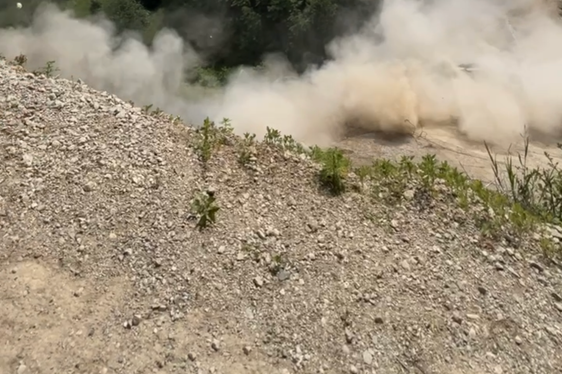 Abbruch der Teile des alten Bogens der 160 Meter langen Brücke beim Schloss Eschenlohe im Ultental. (Foto: LPA/Ingo Dejaco)