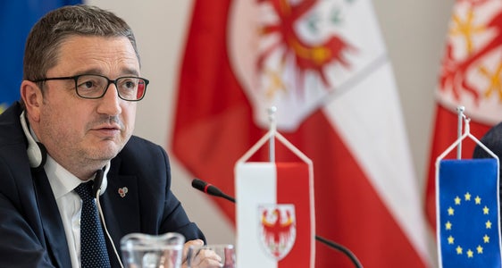 Der Landeshauptmann des Trentino Maurizio Fugatti: Der Digitale Historische Atlas vernetzt wichtige Kultureinrichtungen und eröffnet neue Perspektiven der Kommunikation und Zusammenarbeit. (Foto: LPA/Tiberio Sorvillo)