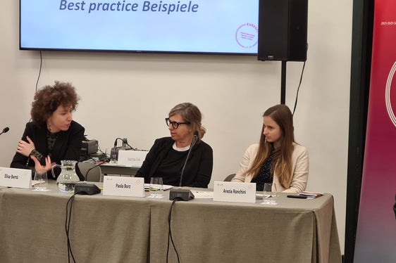 Da sinistra Elisa Bertò (Segretariato generale dell'Euregio), Paola Borz (direttrice della Trentino School of Management) e Arezia Ronchini (Servizio turismo e sport della Provincia autonoma di Trento) alla presentazione di Casa Moggioli. (Foto: Ufficio stampa Provincia autonoma di Trento)