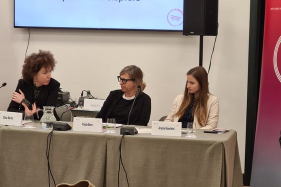 Elisa Bertò (Euregio-Generalsekretärin), Paola Borz (Direktorin der Trentino School of Management) und Arezia Ronchini (Dienststelle für Tourismus und Sport der Provinz Trient) bei der Vorstellung in der Casa Moggioli. (Foto: Land Trentino)